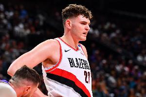 长脸了克林根正在夸杨瀚森的进攻天赋 杨瀚森就突破上篮得分